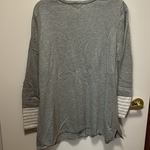 Sale 🌟🛍️🛍💕Isaac Mizrahi Grey Top - Picture 5 of 6